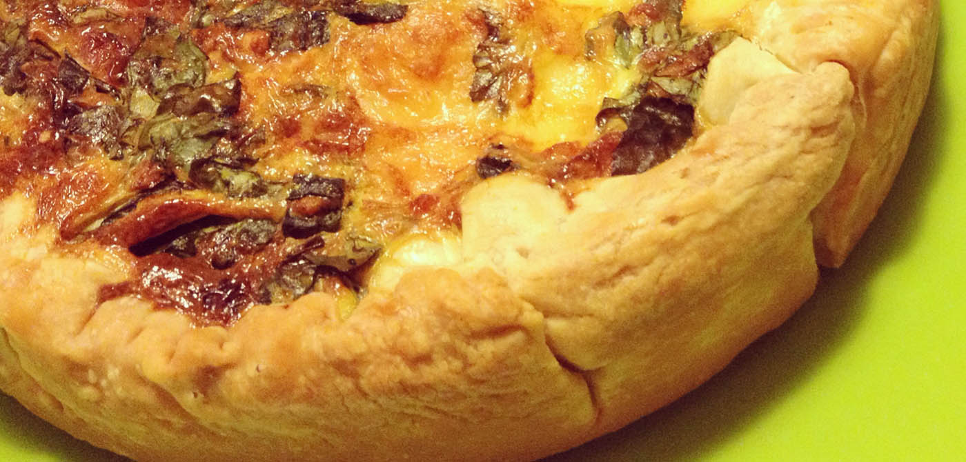 Quiche à la courgette, aux poireaux et aux lardons