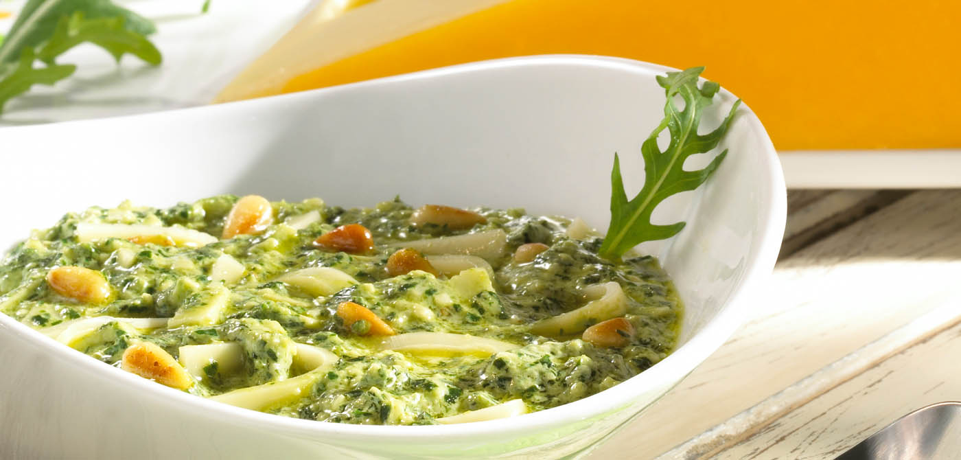 Pommes de terre en chemise, sauce fromage-roquette