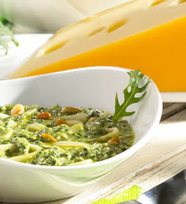 Pommes de terre en chemise, sauce fromage-roquette